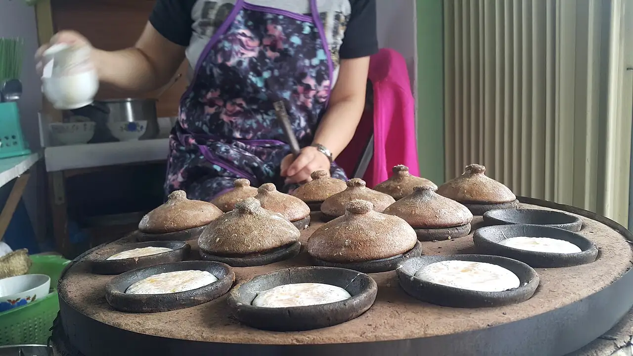 Ảnh minh họa: Bánh căn nướng khuôn đất ở Đà Lạt – Bánh căn Nhà Chung