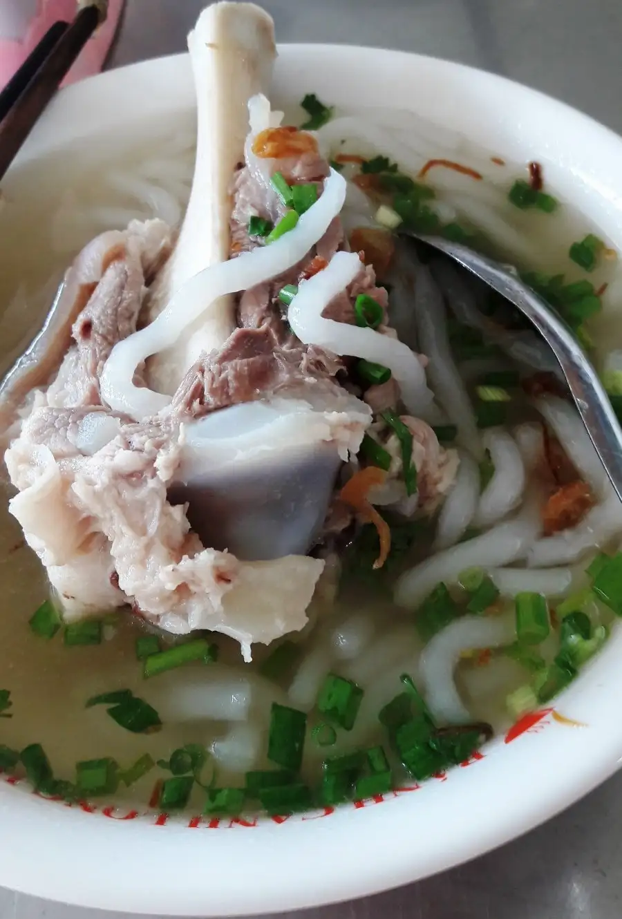 Tô bánh canh giò heo tại quán bánh canh Long Hương