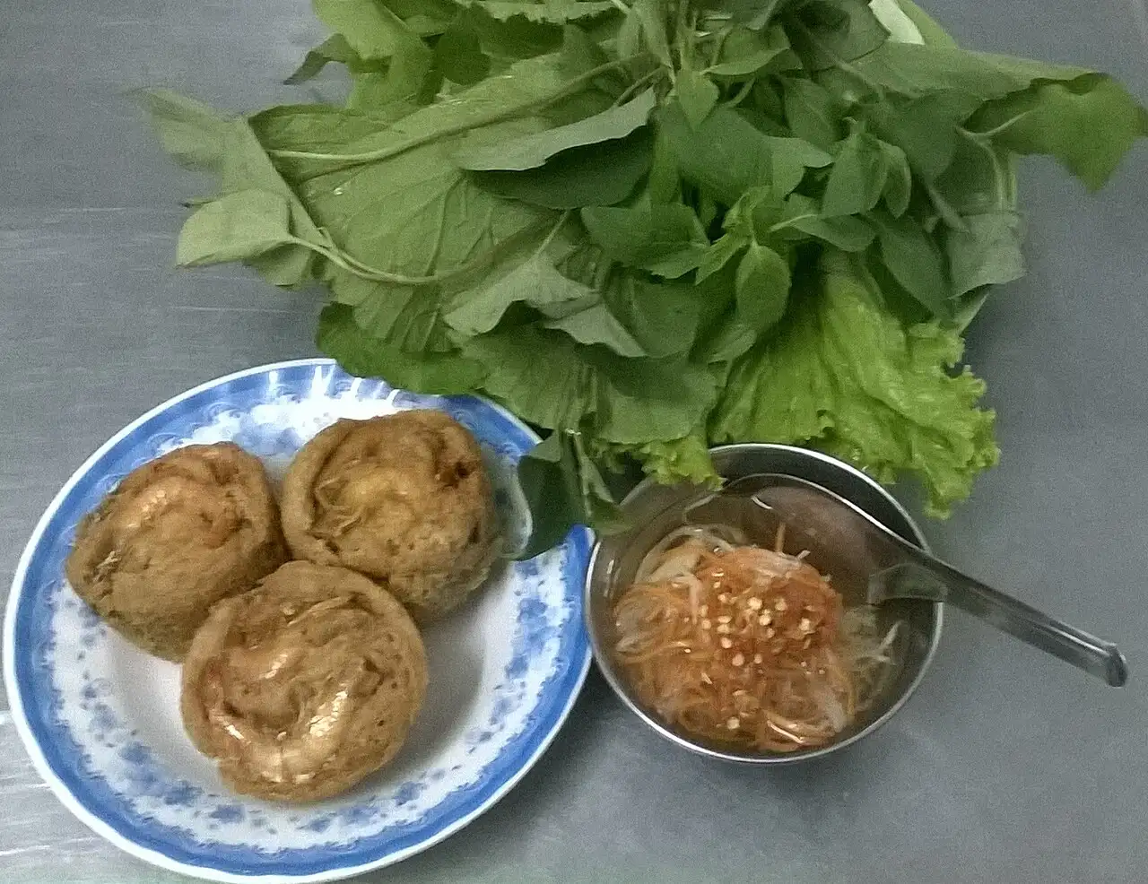 Ảnh minh họa: Bánh cống Cần Thơ ăn với rau sống và nước chấm – Bánh cống Cô Út