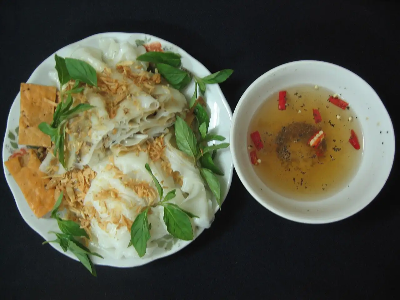 Ảnh minh họa: Đĩa bánh cuốn Thanh Trì và bát nước chấm – Bánh cuốn Bà Hoành