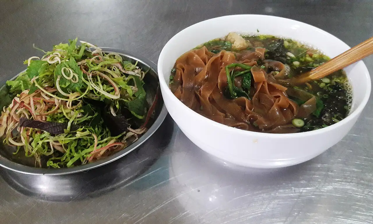 Ảnh minh họa: bát bánh đa cua Hải Phòng kèm đĩa rau sống