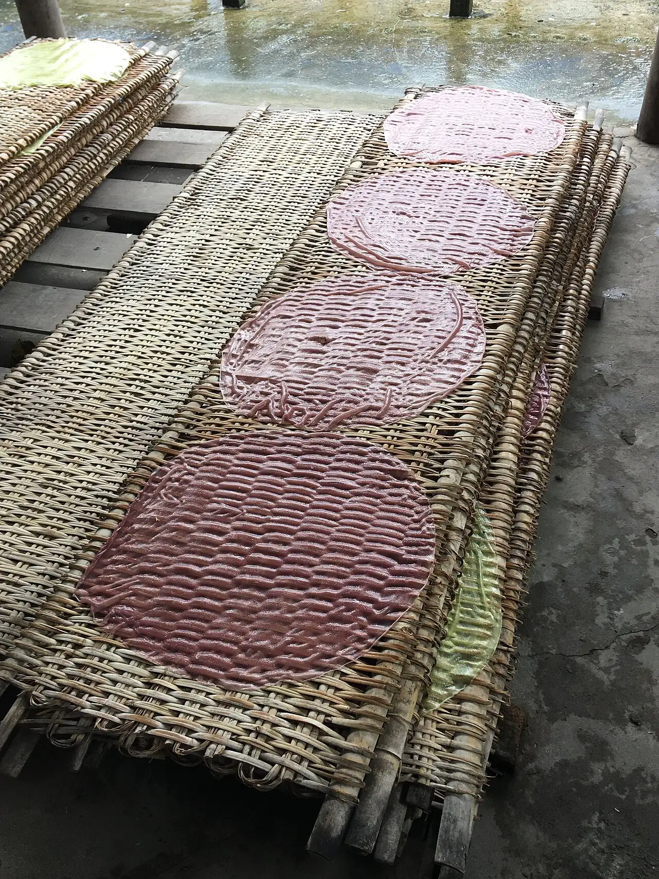 Ảnh minh họa: Bánh hủ tiếu nhiều màu phơi trên vỉ tre ở một lò hủ tiếu gần Cần Thơ (ảnh minh họa nghề làm hủ tiếu, không phải ảnh lò Sáu Hoài) – Lò hủ tiếu Sáu Hoài