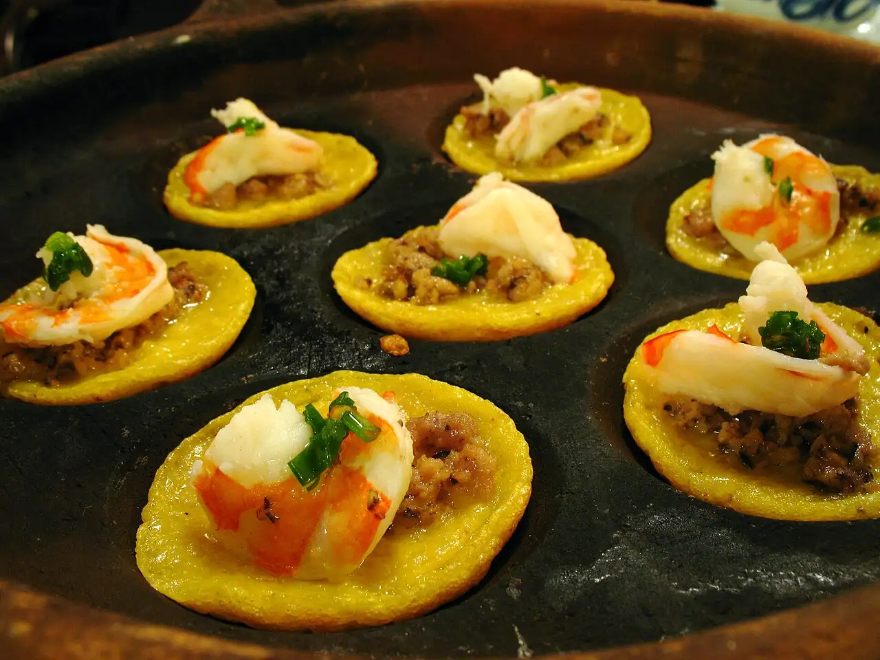 Ảnh minh họa: Bánh khọt trên khuôn