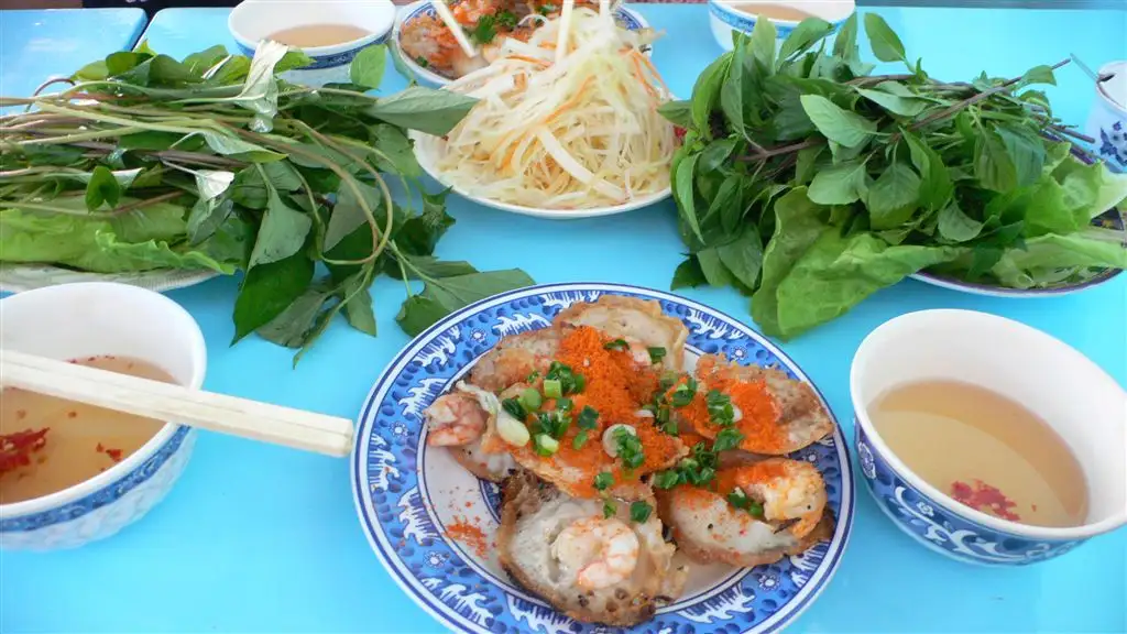 Ảnh minh họa: Bánh khọt kiểu Vũng Tàu với tôm chấy và rau sống