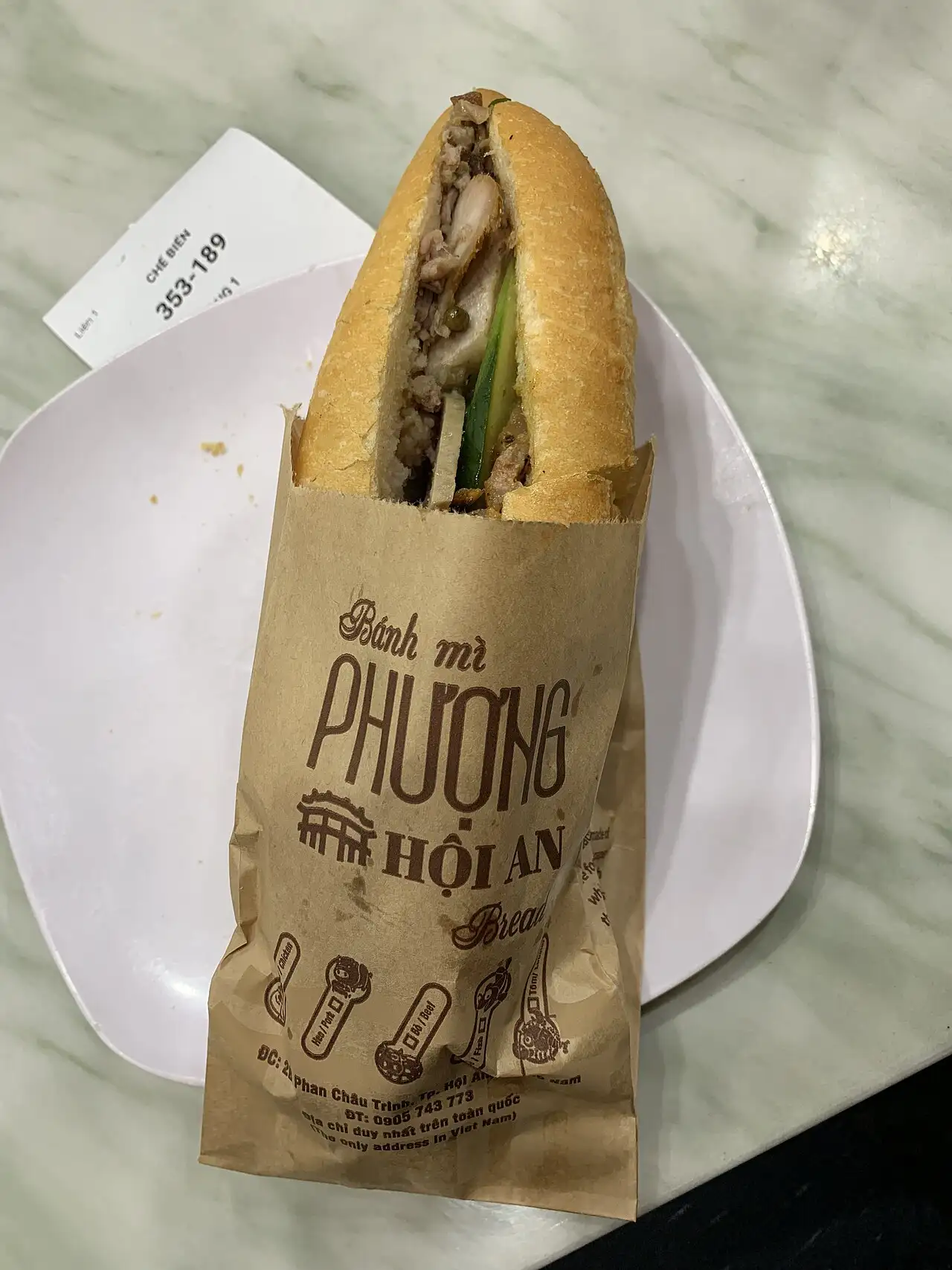 Ổ bánh mì trong túi giấy của tiệm Bánh mì Phượng – Bánh mì Phượng