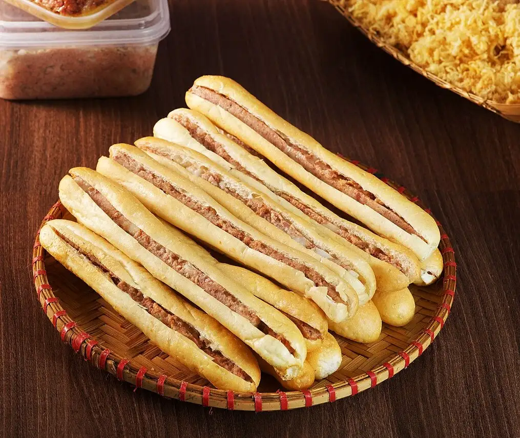 Ảnh minh họa: Rổ bánh mì que nhân pa tê (ảnh đã cắt khung) – Bánh mì cay Bà Già
