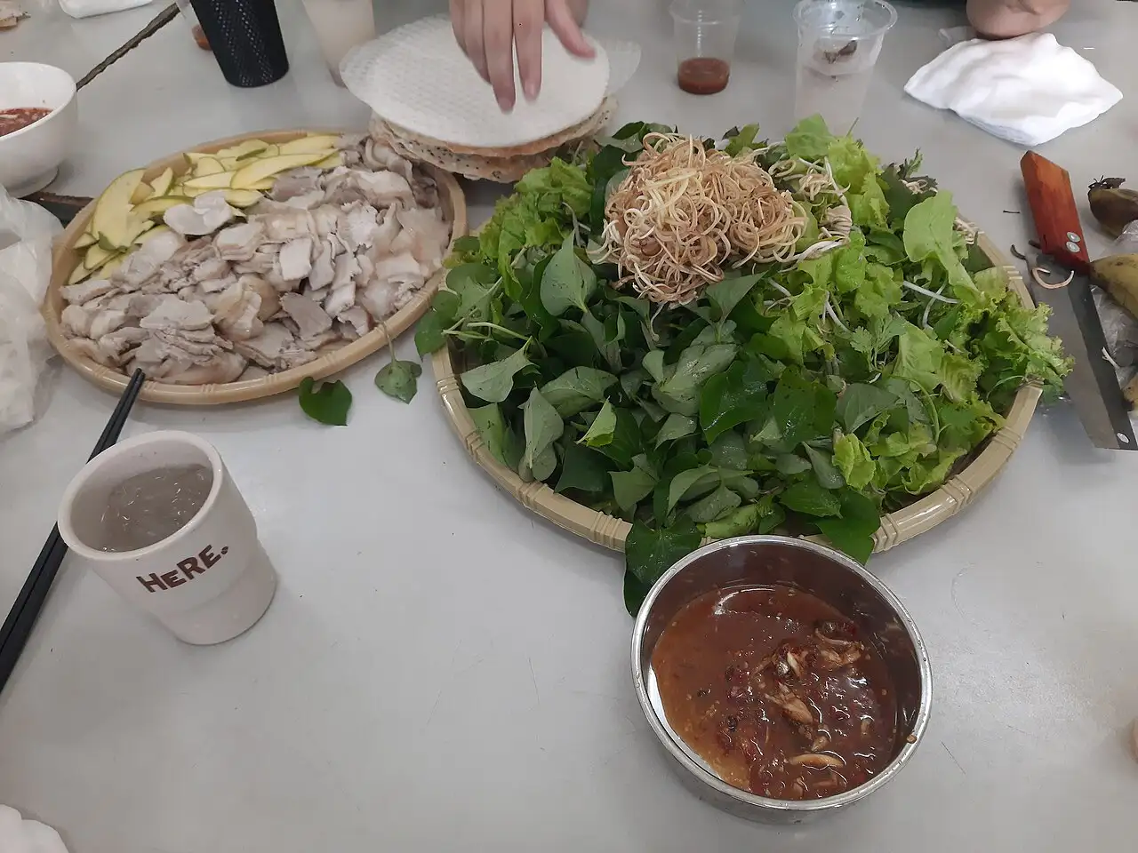 Ảnh minh họa: Mâm bánh tráng cuốn thịt heo, rau sống và mắm nêm – Quê Xưa