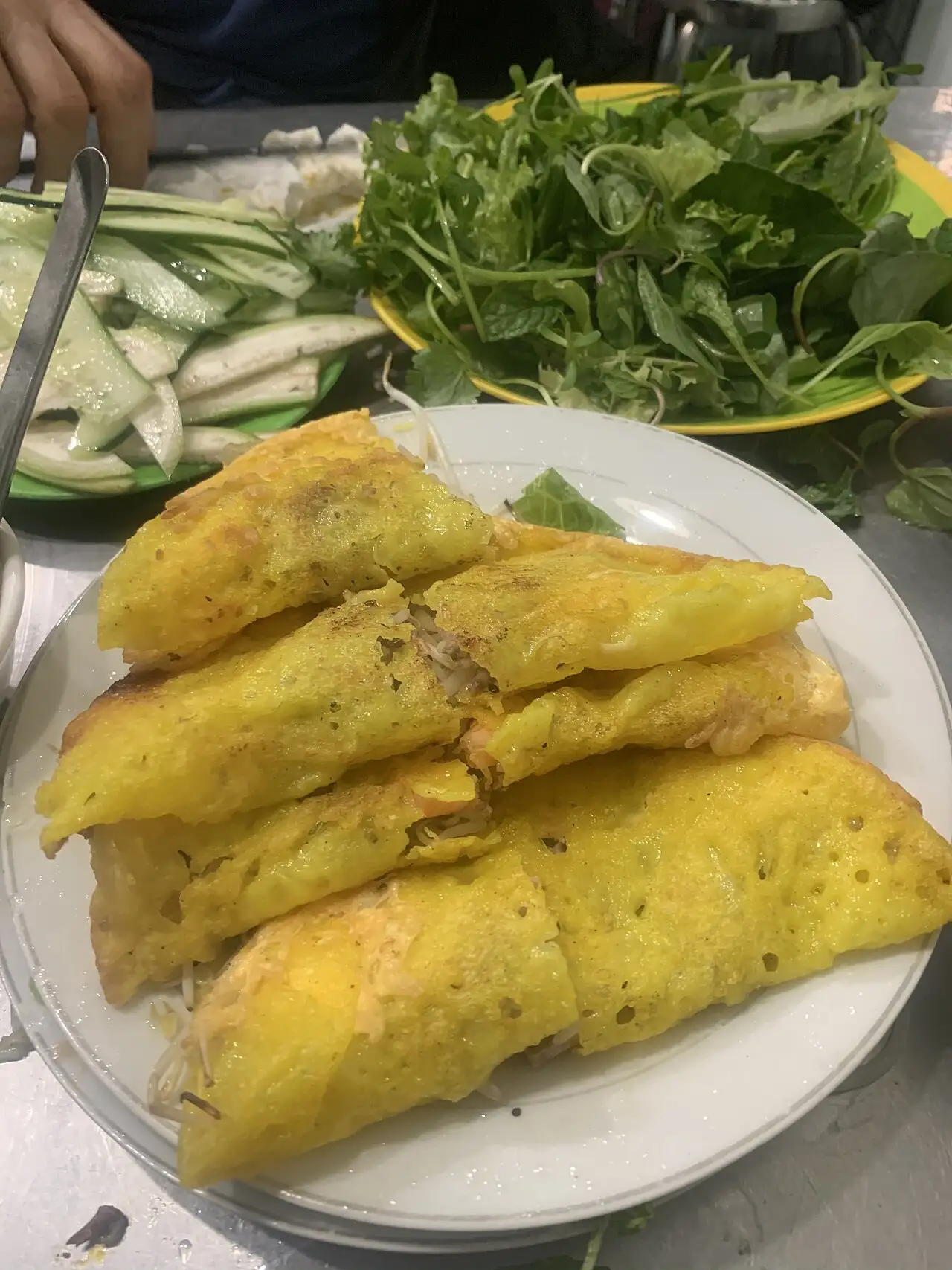 Ảnh minh họa: Bánh xèo Đà Nẵng ăn kèm rau sống – Bánh xèo Bà Dưỡng