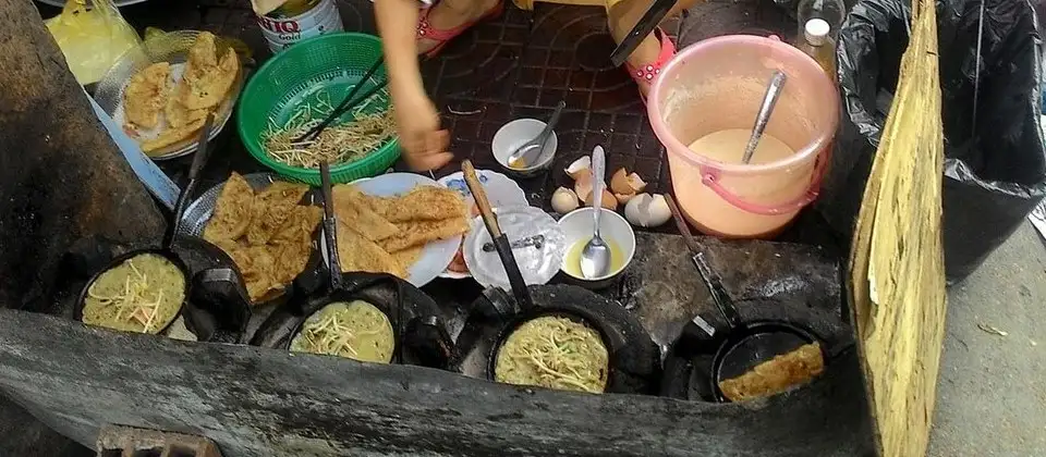 Ảnh minh họa: Bánh xèo đổ khuôn ở một hàng rong tại Quy Nhơn (ảnh đã cắt khung) – Bánh xèo Gia Vỹ 2