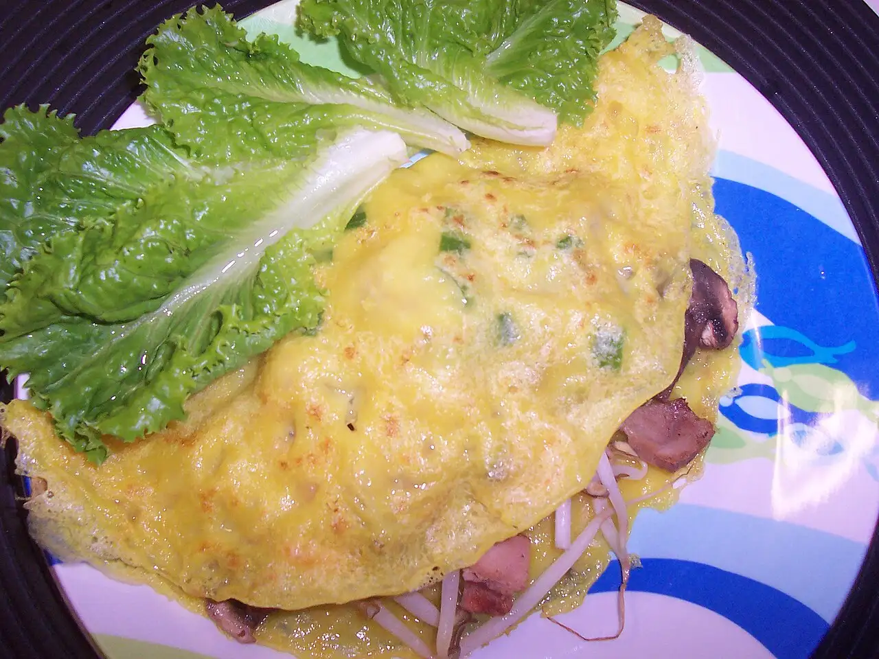 Ảnh minh họa: Bánh xèo ăn với rau xà lách – Bánh xèo 7 Tới