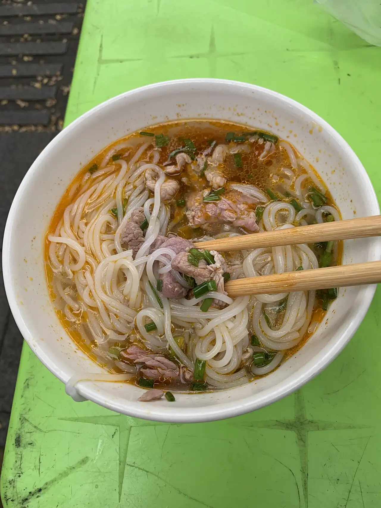 Ảnh minh họa: Tô bún bò Huế (chụp ở chợ Đông Ba, 2024) – Bún bò Mệ Kéo