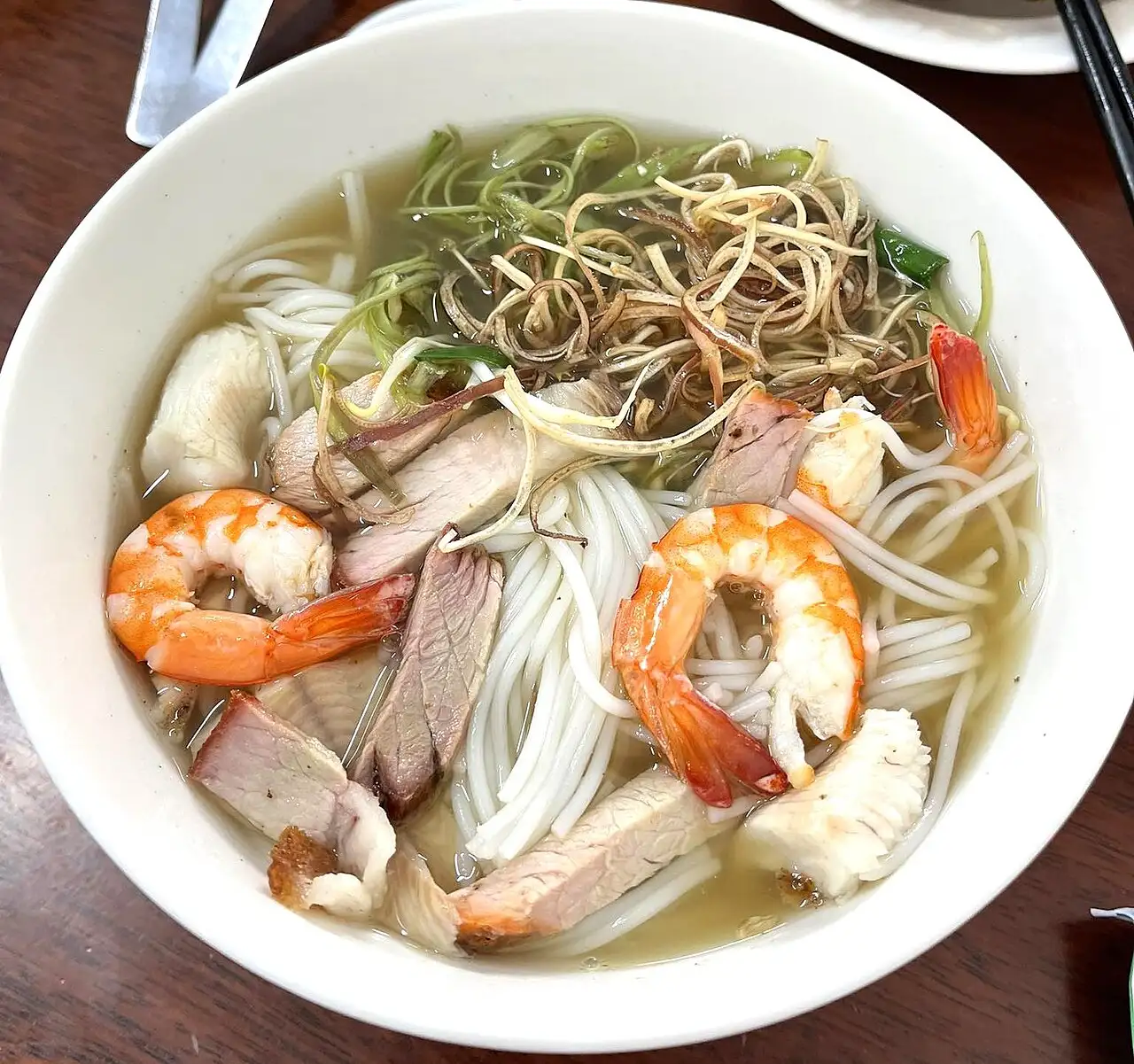 Ảnh minh họa: Tô bún nước lèo Sóc Trăng với tôm, heo quay, cá – Bún nước lèo Cây Nhãn