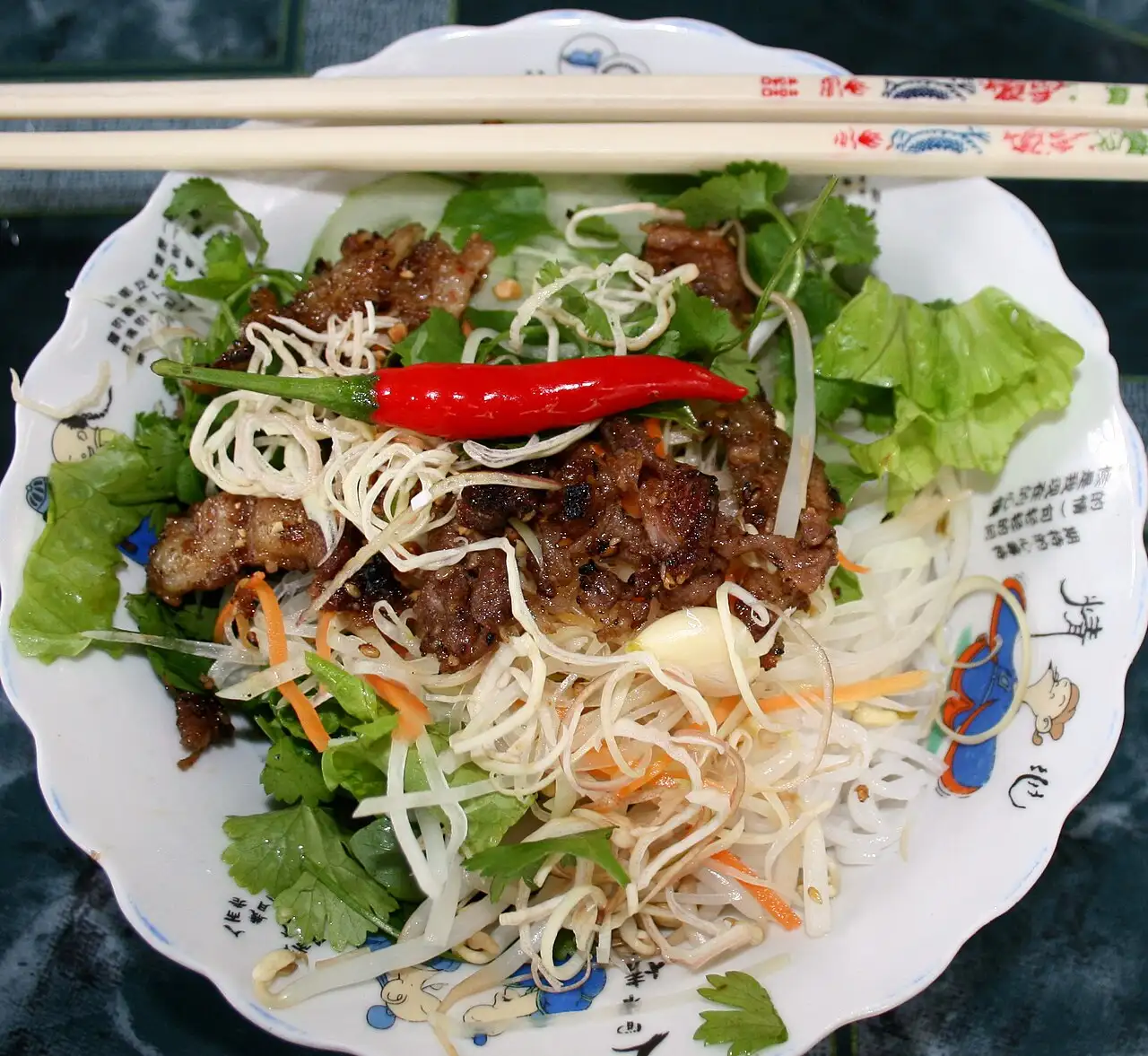 Ảnh minh họa: Tô bún thịt nướng với rau sống – Quán Tài Phú