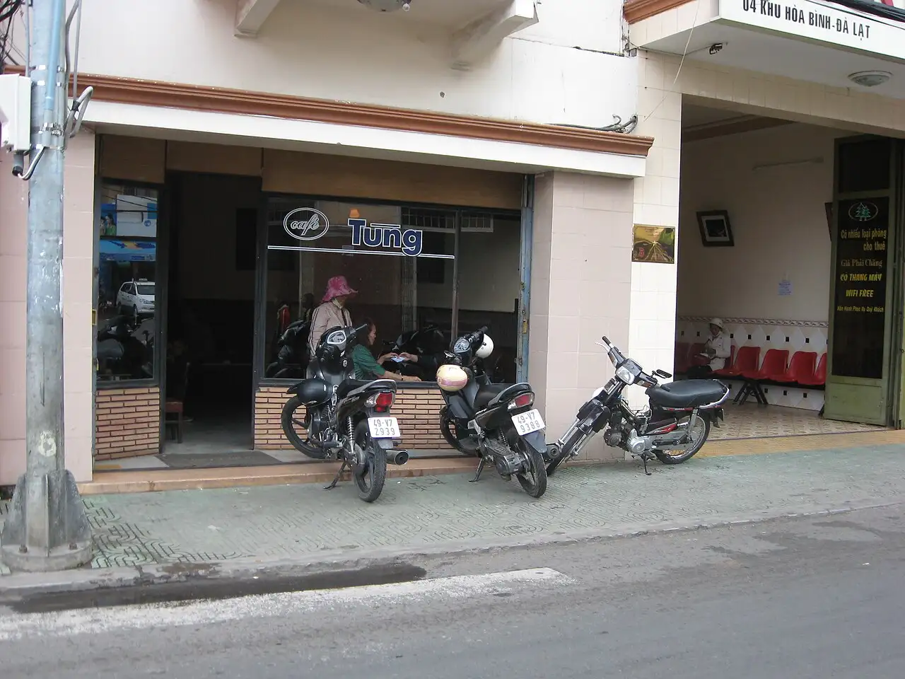 Mặt tiền quán Cafe Tùng, Khu Hòa Bình, Đà Lạt (ảnh chụp năm 2011) – Cafe Tùng