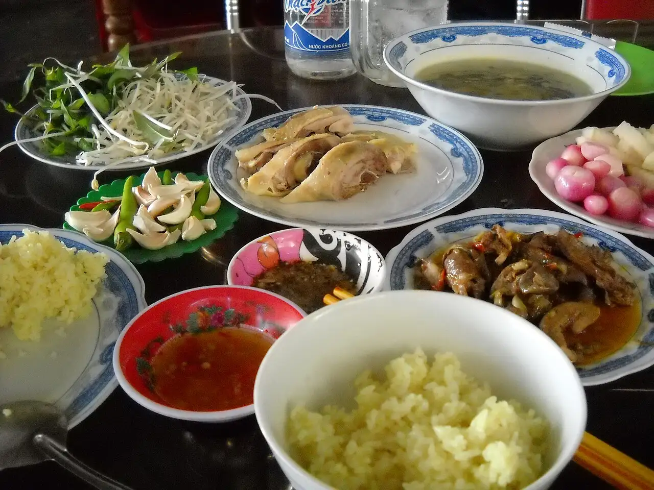 Ảnh minh họa: Cơm gà xứ Quảng: cơm nghệ, gà luộc, lòng xào, đồ chua – Cơm gà Bà Buội