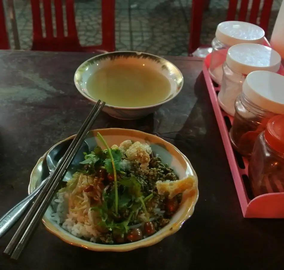 Ảnh minh họa: Chén cơm hến và chén nước hến ở Huế (ảnh đã cắt khung) – Cơm hến Hoa Đông