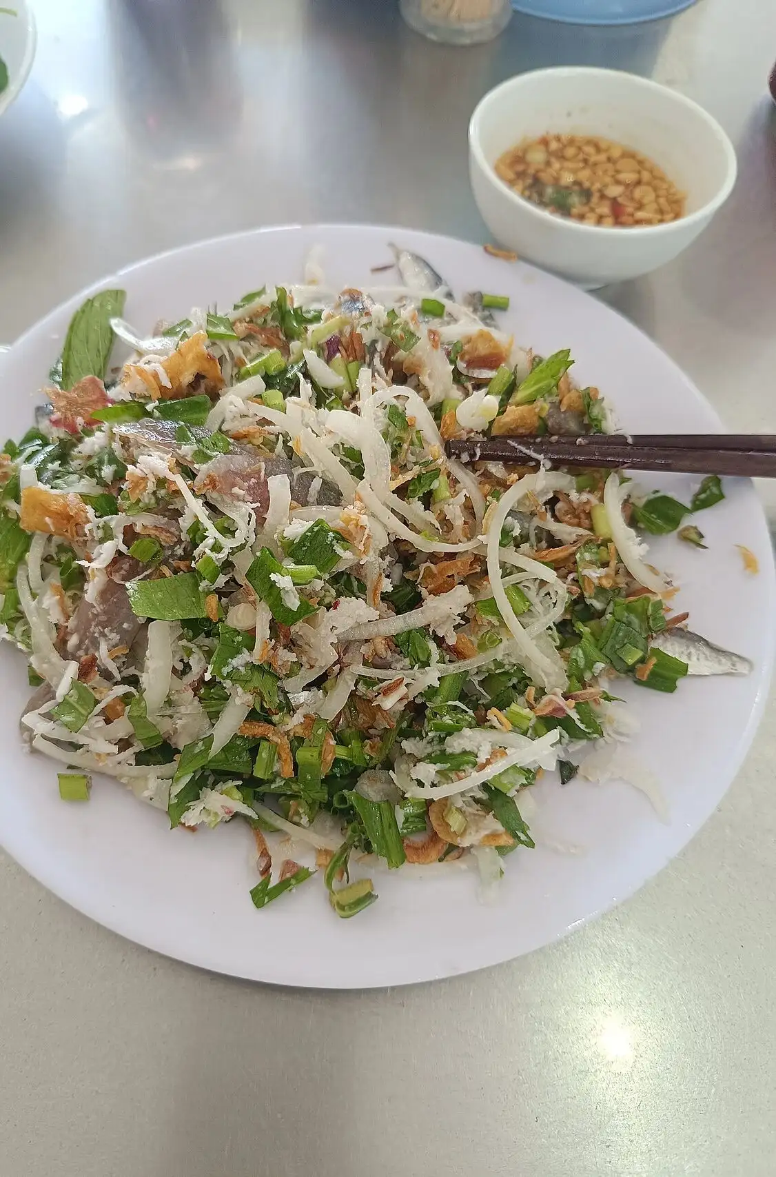 Ảnh minh họa: Đĩa gỏi cá trích Phú Quốc, không chụp tại Xin Chào