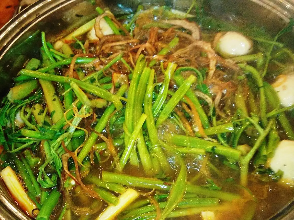 Ảnh minh họa: Một nồi lẩu chua nhiều rau (không phải lẩu cá đuối)
