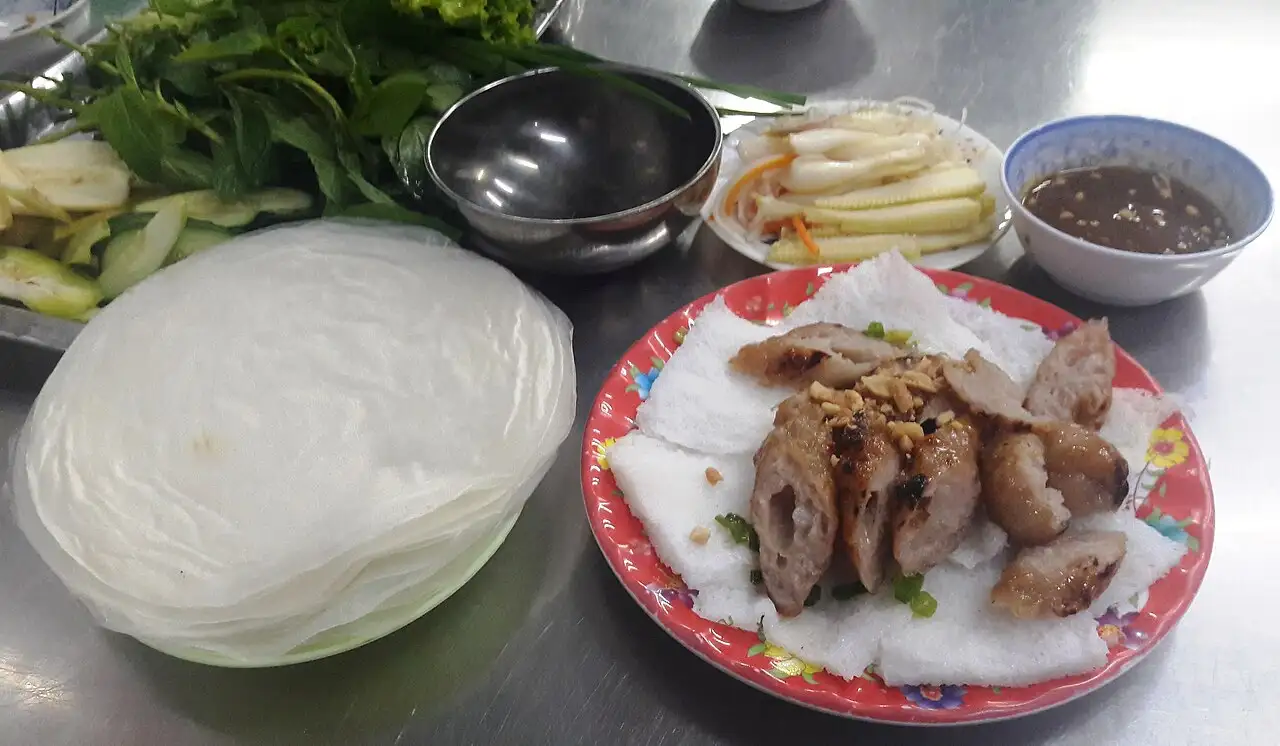Ảnh minh họa: Nem nướng ăn kèm bánh tráng, rau sống – Nem nướng Bà Hùng