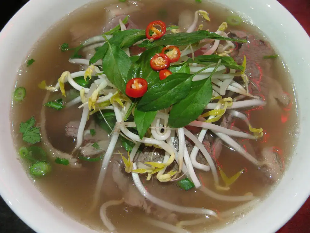 Ảnh minh họa: Phở bò ăn kèm giá, húng quế – Phở Lệ (Nguyễn Trãi)
