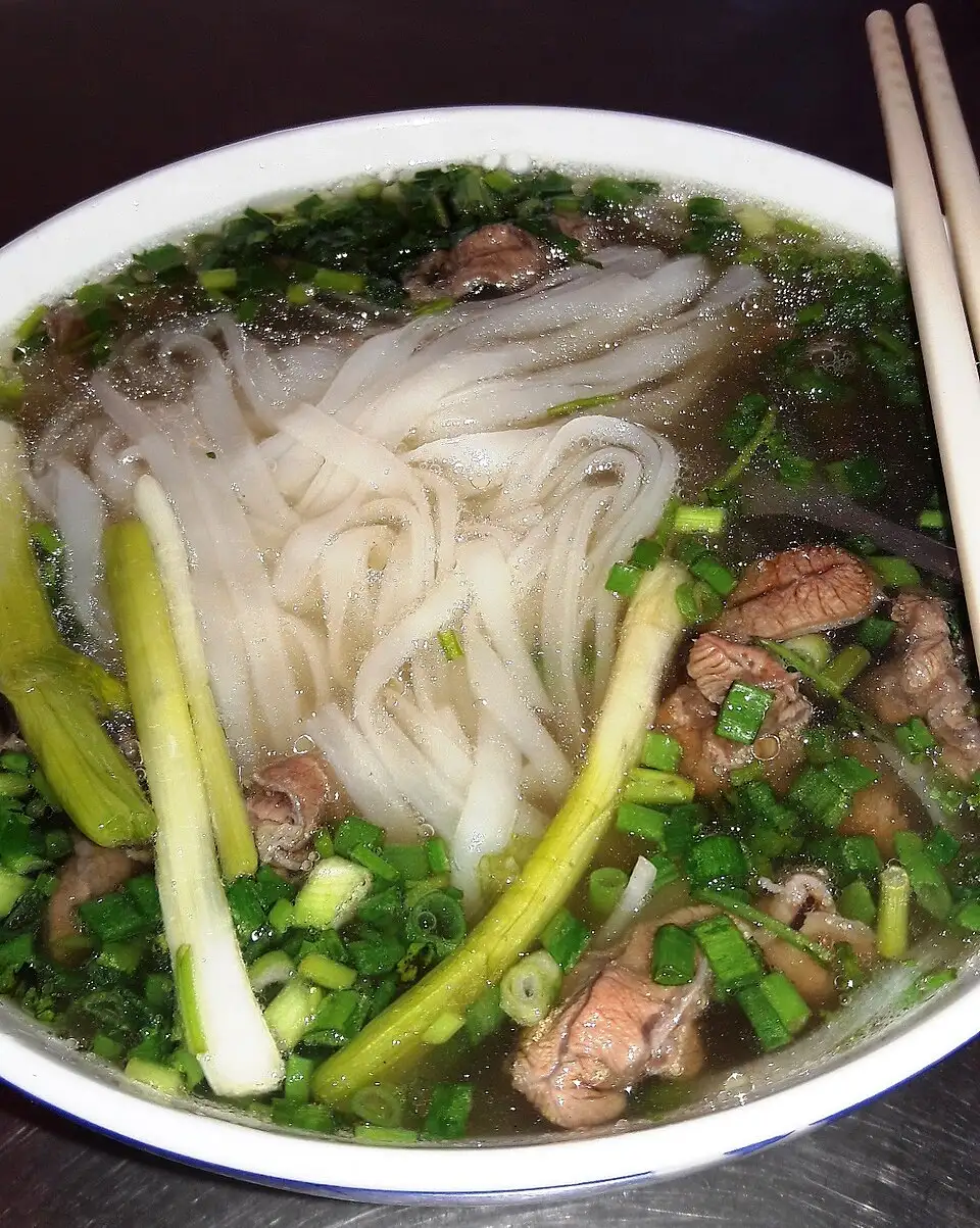 Ảnh minh họa: Tô phở bò tái chín – Phở Hòa Pasteur